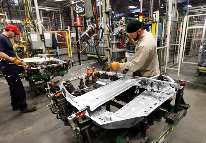 La actividad fabril, el mayor componente en la producción industrial, bajó afectada por la larga huelga de los trabajadores de GM. Foto: EFE.
