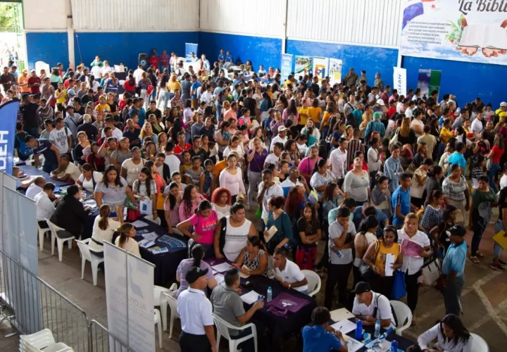 La Feria de Oportunidades se realizó en el gimnasio de la Junta Comunal de la 24 de Diciembre. Foto Cortesía