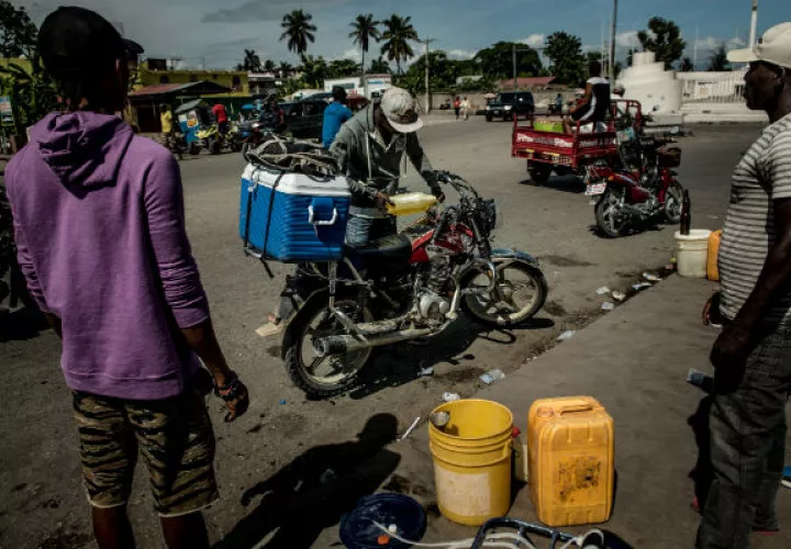 Escasez de gasolina empeora diariamente, uno de los muchos problemas que ya limitan la difícil vida en Haití. Foto/ Meridith Kohut para The New York Times.