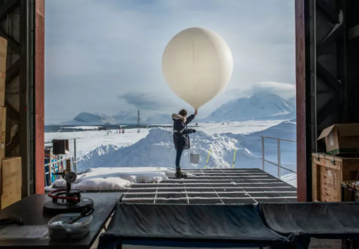 Un miembro de Instituto Alfred Wegener trabaja con un globo para experimentos que serán realizados en hielo. Foto/ Esther Horvath para The New York Times.