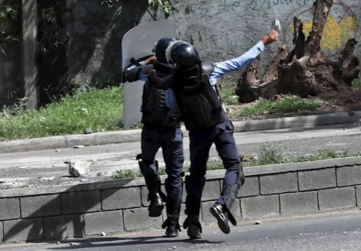 Una de las protestas se produjo en el Bulevar Fuerzas Armadas, en el extremo oriental de Tegucigalpa, a un costado de la Universidad Pedagógica Nacional Francisco Morazán.