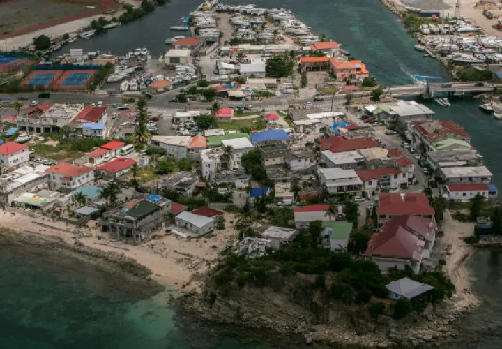 Dos años tras el huracán “Irma”, aún se pueden ver muchos edificios dañados del lado francés de San Martín. Foto/ Meghan Dhaliwal para The New York Times.