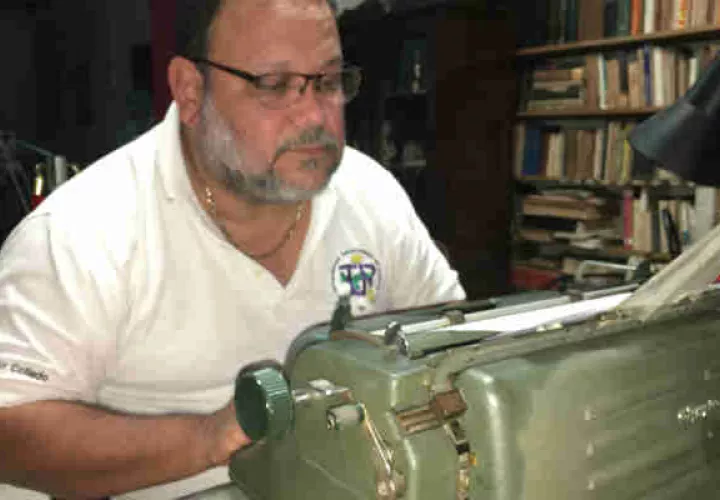 La invasión no dejó ninguna enseñanza al panameño, afirma el poeta Héctor Collado. Juan Carlos Lamboglia