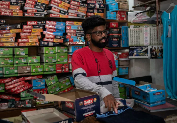 Jeffrin Moses dijo que “han caído 50 por ciento” las ventas de ropa interior en Tirupur, capital del vestido de India. Foto/ Rebecca Conway para The New York Times.