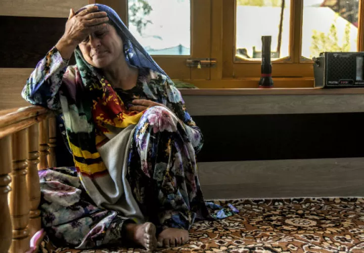 Saja Begum, madre de Amir Farooq Dar, pasó horas sorteando obstáculos mientras iba a hospitales y farmacias en busca de un antídoto. Foto/ Atul Loke para The New York Times.