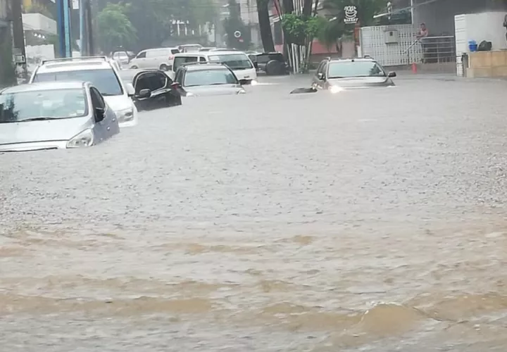La lluvias dejan afectaciones en la ciudad capital y otros sectores del país.