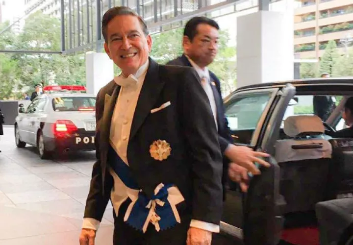 El emperador Naruhito y la emperatriz Masako atienden a los invitados en el Palacio Imperial de Tokio. Foto: EFE.