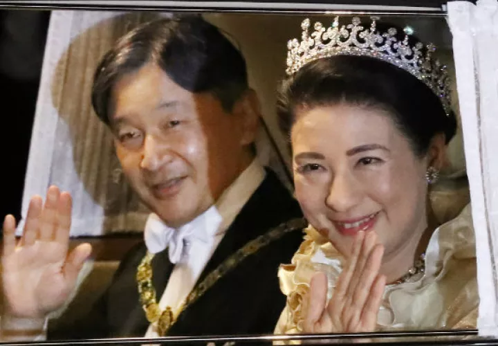 El emperador Naruhito y la emperatriz Masako saludan luego de la ceremonia de ascensión. Foto: 