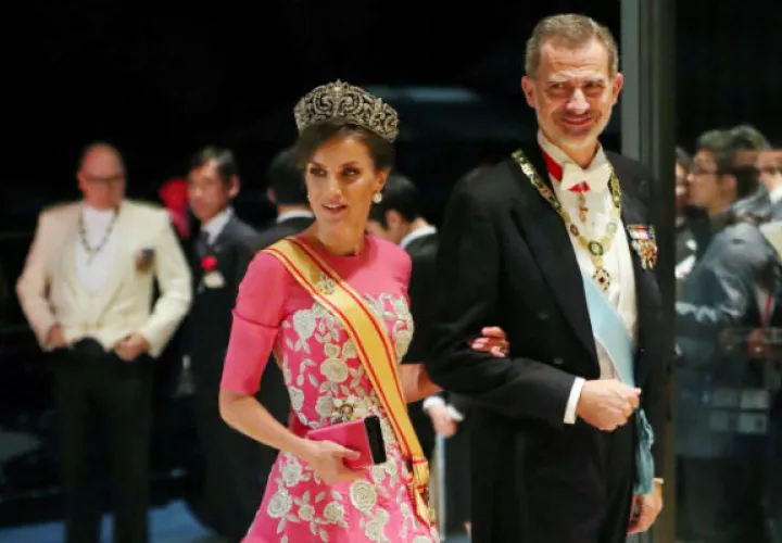 El emperador Naruhito y la emperatriz Masako atienden a los invitados en el Palacio Imperial de Tokio. Foto: EFE.