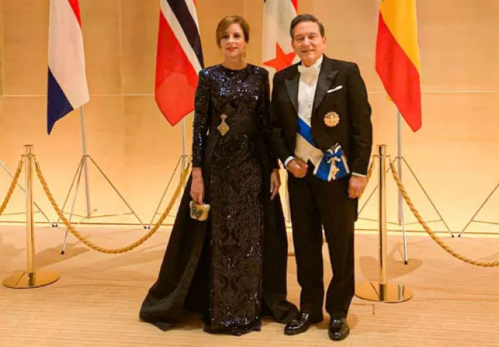El emperador Naruhito y la emperatriz Masako atienden a los invitados en el Palacio Imperial de Tokio. Foto: EFE.