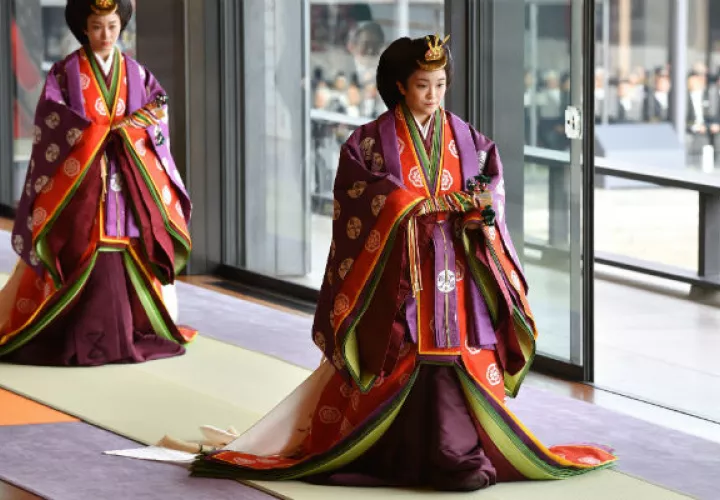 El emperador Naruhito y la emperatriz Masako saludan luego de la ceremonia de ascensión. Foto: 