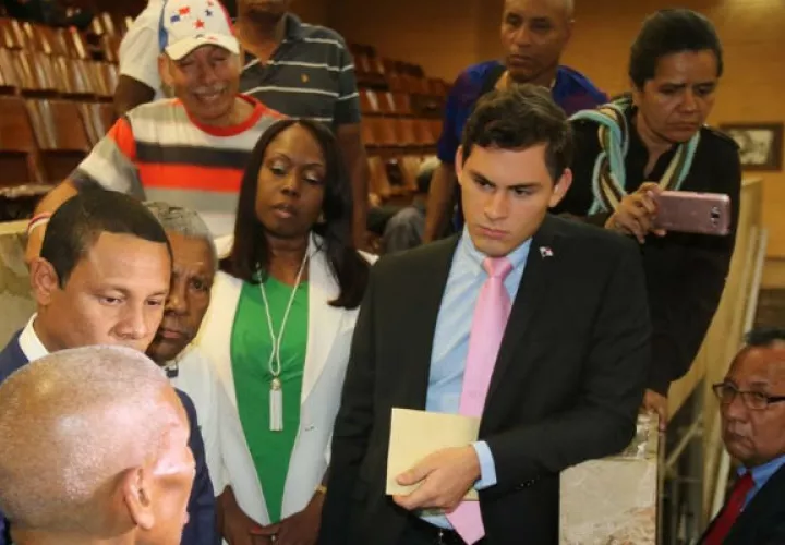 Los diputados Juan Diego Vásquez y Kayra Harding se acusan mutuamente por el tema del matrimonio gay y el aumento del salario a los parlamentarios. Foto: Panamá América.