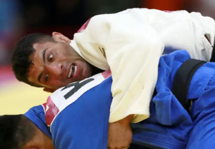 Saeid Mollaei de Irán (blanco), durante un combate de judo ante Didar Khamza de Kazajistán. Foto AP