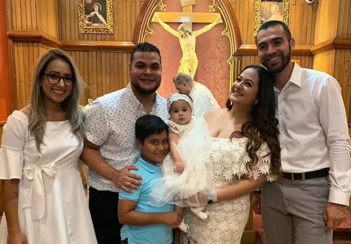 Kathy Phillips, Dj Luiggi y los padrinos de su hija. Foto: Instagram