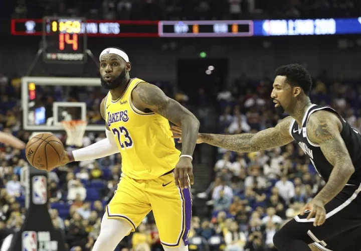 LeBron Jamesdurante el partido de pretemporada contra los Nets. Foto:AP