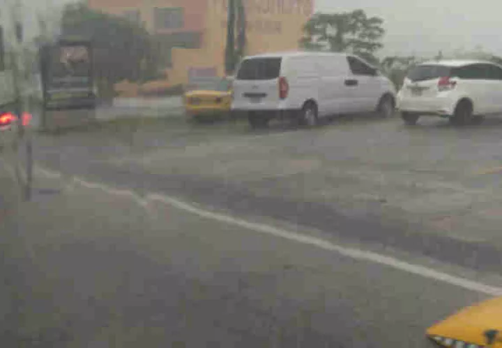 Lluvia azota la ciudad de Panamá. Foto/Cortesía