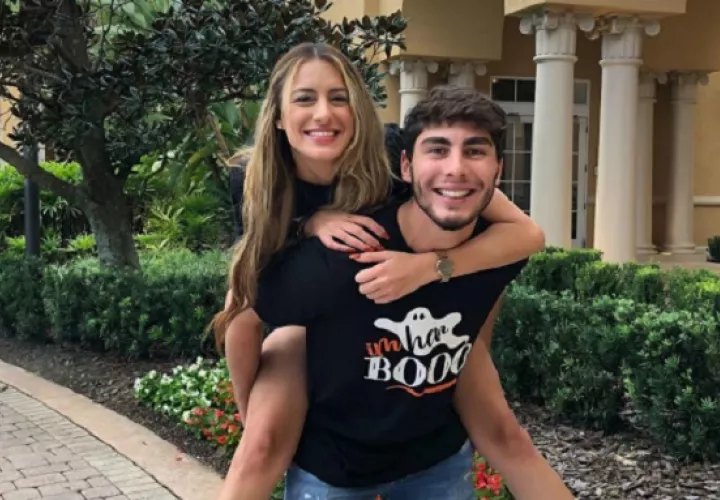 Lorenzo Figueroa, hijo de Chayanne, y su novia. Foto: Instagram