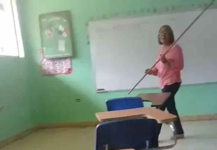 La denuncia surgió  cuando Luis Rodriguez, padre de familia de una estudiante de la Escuela de las Lajas denunció como una docente de este plantel diariamente impartia clases a sus alumnos con un palo en la mano.