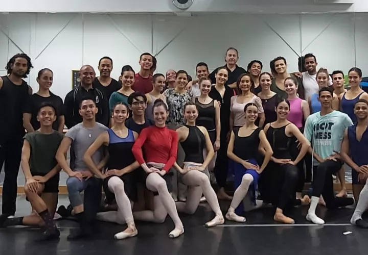 Maestro Vladimir Issaev con los chicos del ballet. Foto: Cortesía