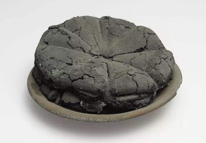 Una hogaza carbonizada de una de las 32 panaderías de Pompeya, parte de una muestra del Museo Ashmolean. Foto/ Museo Archeologico Nazionale di Napoli.