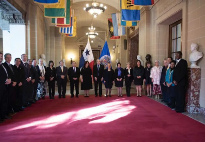 Ceremonia de presentación de credenciales, que acreditan a la Embajadora María Roquebert. 