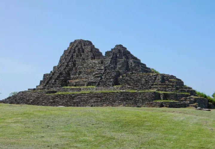 Una pirámide en una ciudad maya en Tabasco, México. Un mapa de lidar reveló incontables sitios arqueológicos más. Foto/ Takeshi Inomata.