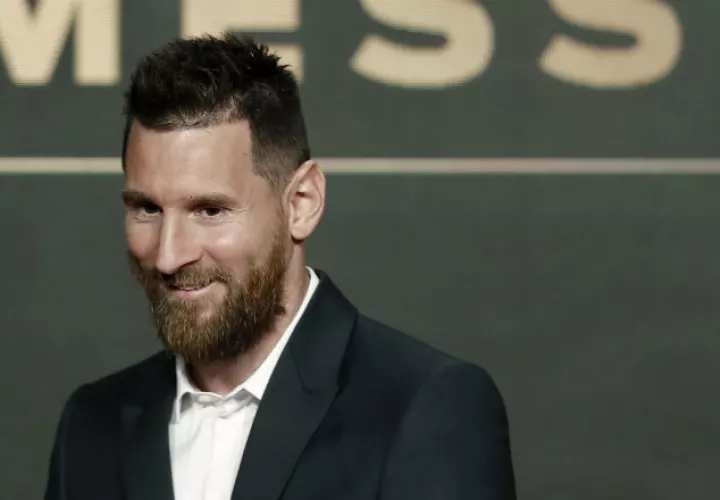 Leo Messi con su familia recibe la Bota de Oro Foto EFE