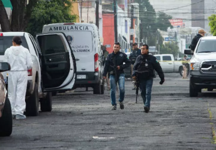 Peritos forenses en la zona de un enfrentamiento en Morelia, estado de Michoacán. Foto: EFE.