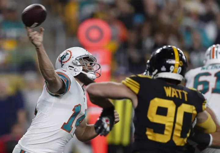 Ryan Fitzpatrick de Miami (14) realiza un pase en el partido ante Steelers. Foto:AP 