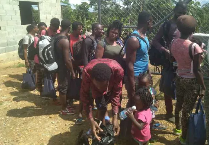 A su ingreso al albergue, a la  comunidad  de La Peñita en Darién, a los migrantes se les brinda asistencia médica. 