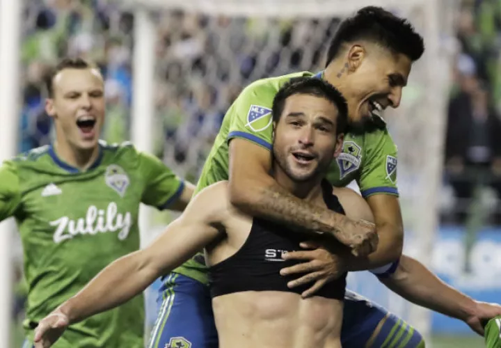 Lodeiro (derecha) celebra su gol con Ruidíaz (c) Foto AP