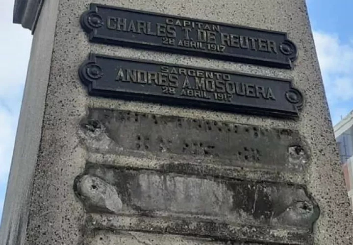 Vista de las placas removidas por personas del mal vivir. Foto: Diómedes Sánchez S. 