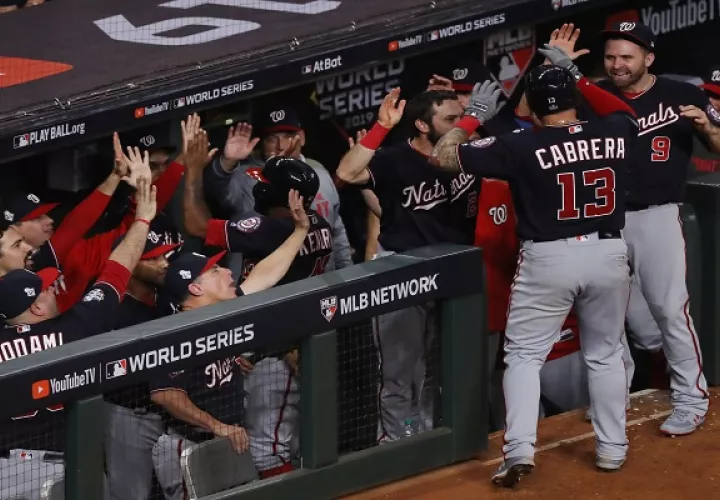 Asdrubal Cabrera  de los Nacionales festeja con sus compañeros de equipo. Foto:AP