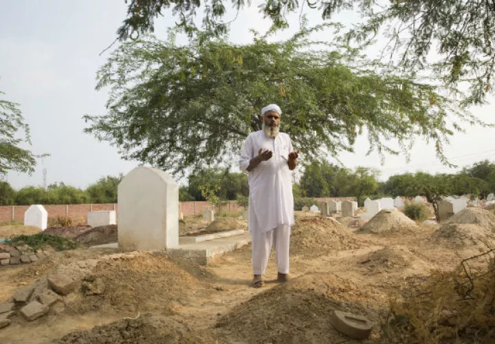 Una serie de asesinatos-violaciones de niños tiene inquieto a un distrito de Punjab. Rezando junto a una tumba. Foto/ Saiyna Bashir para The New York Times.