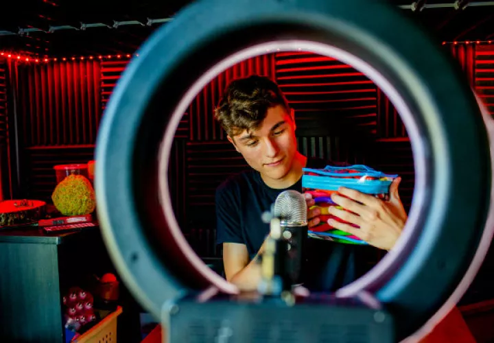 Owen Dennis Riley dijo que basó su personaje de novio ASMR en su madre cariñosa. Filmando en su recámara. Foto/ Hunter McRae para The New York Times.