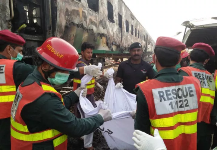 El ministro de Ferrocarriles, Sheikh Rasheed, declaró a los medios que "la mayor parte de las muertes se produjeron al saltar la gente del tren", y culpó del siniestro a los pasajeros por haber subido la bombona, algo que no está permitido.
