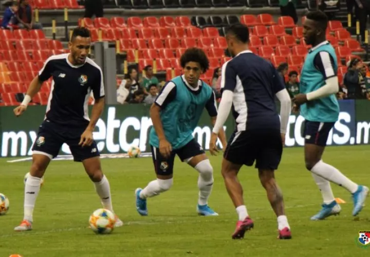 Jugadores titulares de Panamá calientan. Foto:@Fepafut