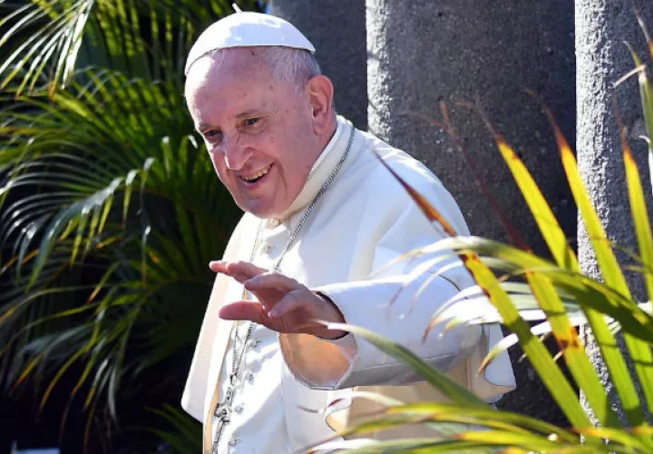 El papa recuerda que el Archivo Secreto Vaticano, que tiene una historia de más de cuatrocientos años, nació "del núcleo documental de la Cámara Apostólica y de la Biblioteca Apostólica.