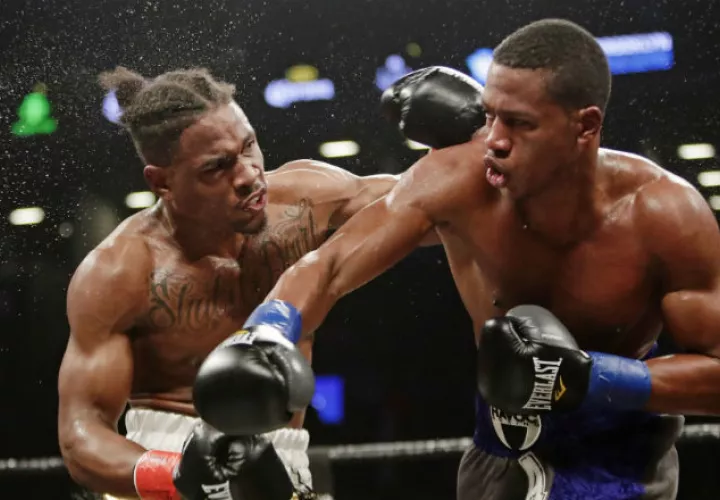 Charles Conwell durante su combate contra Patrick Day (derecha) Foto AP