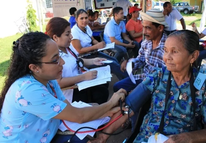 se estima que en el 2019 viven en el país 517 mil 488 adultos mayores de los cuales 269 mil 519 son mujeres y 240 mil 735 son hombres.