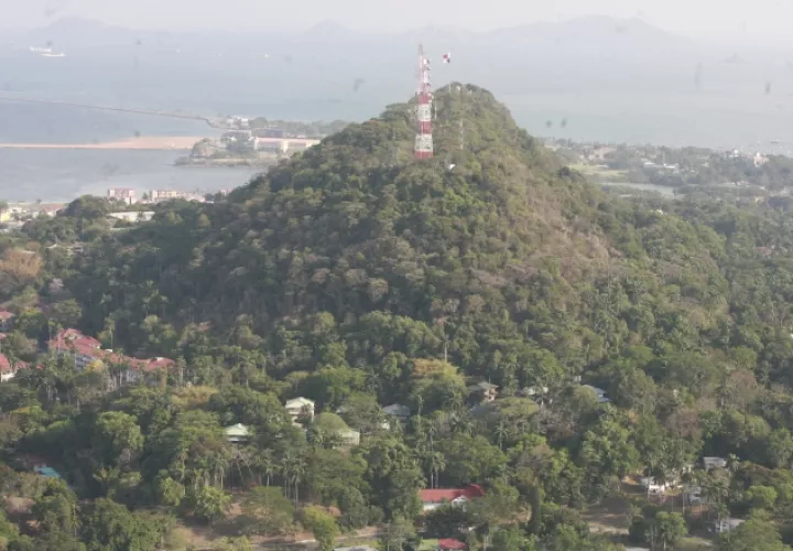 La enseña patria ondea en el Cerro Ancón. En él y la colonia americana se inspiró Amelia Denis de Icaza. Archivo