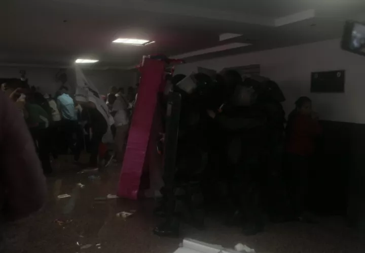 El primer choque entre estudiantes universitarios y los antimotines se dio dentro del recinto legislativo. Foto de Víctor Arosemena