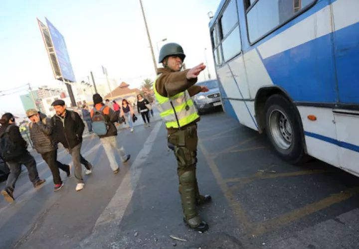 En virtud de esta medida, se han desplegado miles de militares para tratar de recomponer el orden público, alterado hasta el punto de configurar algunos escenarios callejeros propios de un frente de guerra.