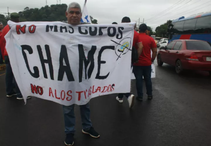 Protestaban contra el traslado y otorgamiento de nuevos cupos para buses y taxis. Foto: Eric A. Montenegro.