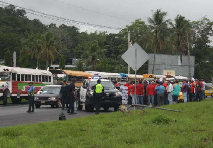 Protestaban contra el traslado y otorgamiento de nuevos cupos para buses y taxis. Foto: Eric A. Montenegro.