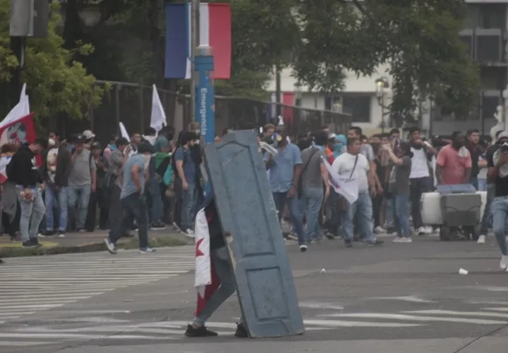 La Policía Nacional detuvo a 11 extranjeros en el segundo día consecutivos de protestas en rechazo a las reformas constitucionales. Foto Víctor Arosemena