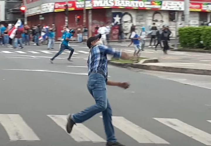 Las protestas contras reformas constitucionales, en los últimos días, han terminado en disturbios.