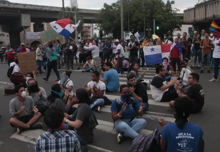 Los disturbios terminaron con varios retenidos y varios policías heridos. Foto/Víctor Arsemena