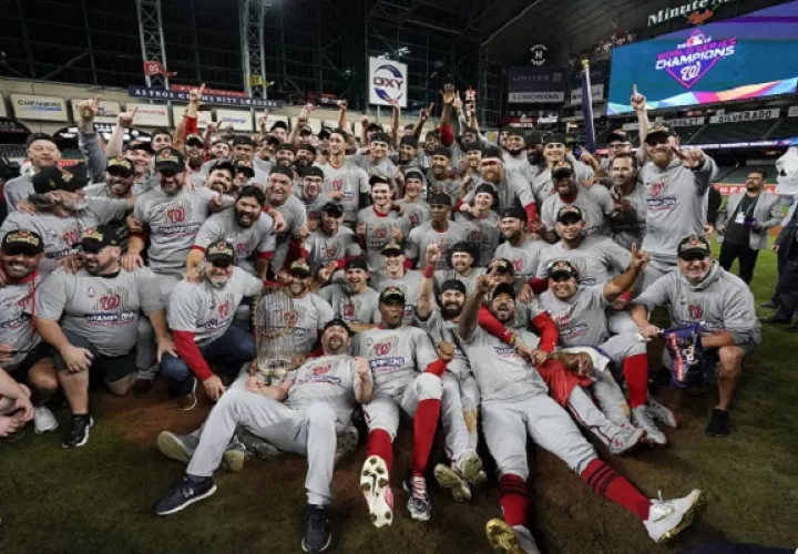 Nilson Robledo celebró por todo lo alto la histórica conquista.