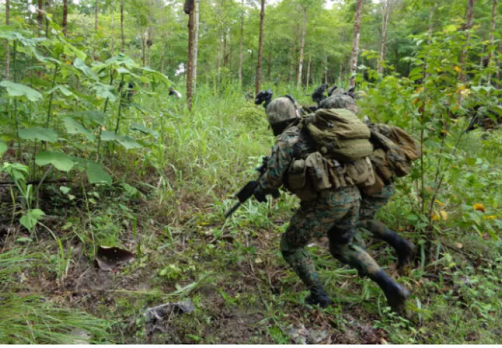 Por el momento se ha informado de una baja de uno de los miembros del Clan del Golfo y hay una mujer que fue capturada que será llevada a las autoridades competentes de Colombia para las investigaciones del Caso.
